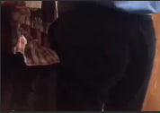 清纯小女友半推半就，瘦弱男友按倒狂插！