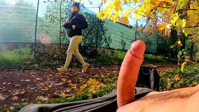 公园突现巨根！饥渴熟女忍不住当众揉捏硬挺奶头，浪叫连连【GentlyPerv】