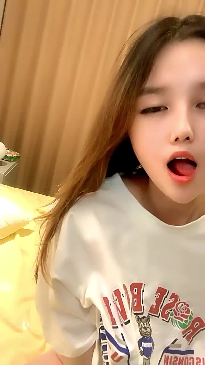 KU【自慰】小美女爱诱惑清纯极品萝莉萌妹纸小尺度诱惑，圆润美臀好身材撩起衣服揉奶子，掰开粉穴特写，洞洞很小还需要被开发 new