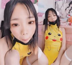 小仙云儿激情自渎：皮卡丘情趣紧身衣下骚穴自抠，流汁舔舐淫水蜜液！